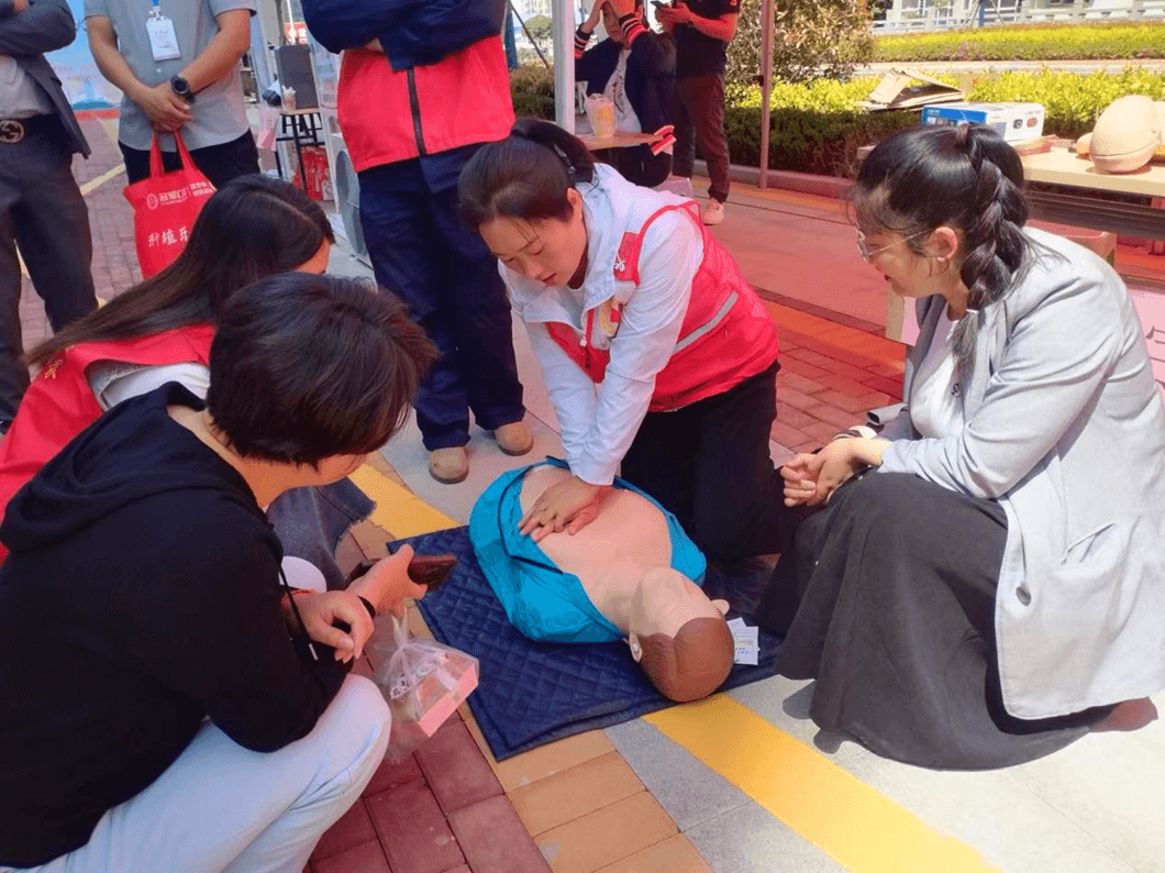 动罗庄区红十字会 开展应急救护培训进社区活